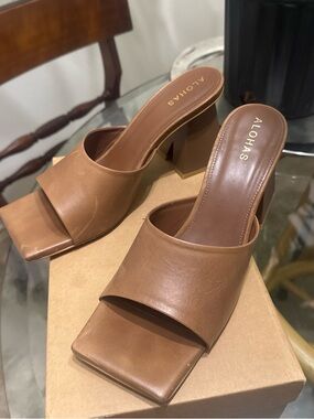 ALOHAS Brown Square-Toe Block Heel Mules